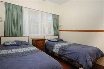 Cedar-Stone Lodge Matapouri waterfront - Tutukaka Coast