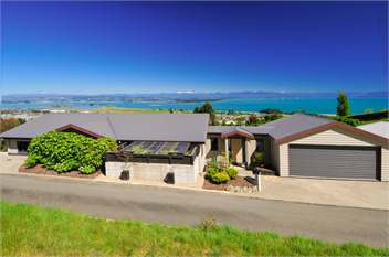 'Commodore' - Nelson Sea View Holiday Home - Nelson