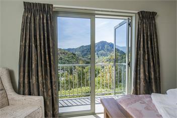 Hilltop Getaway - Views and Spa Pool - Nelson