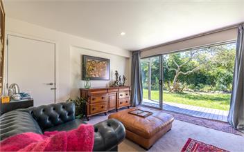 Time out on Tui - Waiheke Island 1081