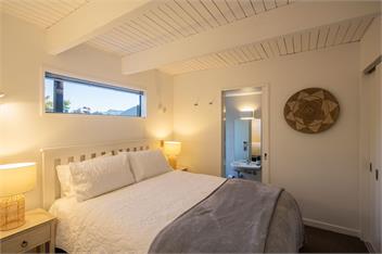 Lakeview Paradise: 3BR, Hot Tub, BBQ, Garden - Queenstown