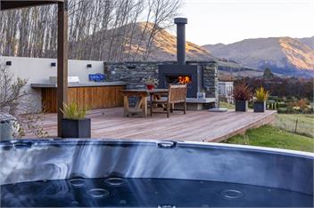 Dalefield Hideaway | Hot Tub & Mountain Views - 