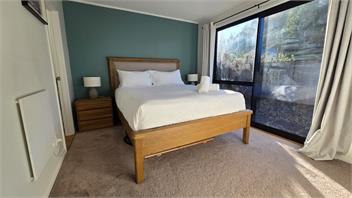 Sunshine Bay Stay | Lake Views & Cosy Fireplace - 