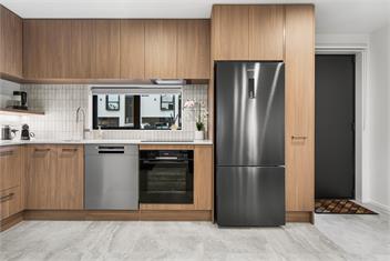 Secure Quiet CBD Townhouse | Free Parking + EV  - 
