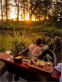 Fiery Peak Glampsite:Stargazing & hot tub. -