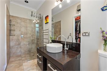 NEW large Richmond semi rural spacious quiet home with outdoor spa. -
