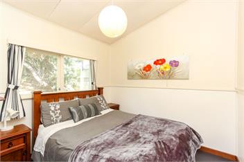 Oakura Beach Front Bach - Taranaki
