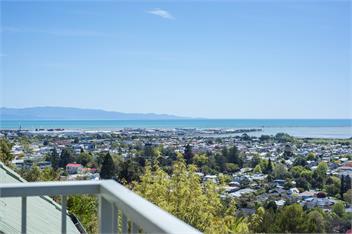 Hilltop Getaway - Views and Spa Pool - Nelson