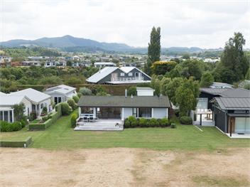 Viv's place, Kinloch, Lake front, with Marina berth. - Taupo