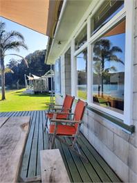 ABSOLUTE BEACH FRONT - Auckland 2585