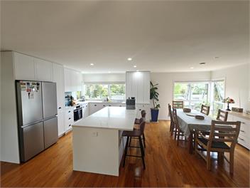 Private Beach Oasis with Heated Pool & Jacuzzi - North Shore, Auckland