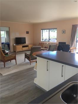 Family retreat in town - sleeps 5 - Raglan