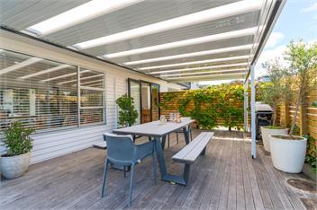 Lake View Retreat - lake views, BBQ & Pizza Oven - Taupo