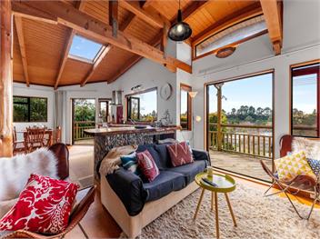Treetop Hideaway (Bachcare) - Taupo Central