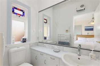 Stay over the Harbour - Beautiful Miramar Villa - Wellington