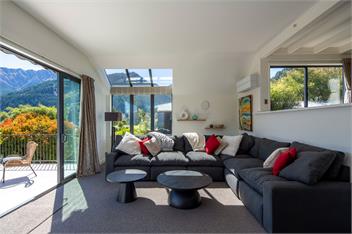 Lakeview Paradise: 3BR, Hot Tub, BBQ, Garden - Queenstown