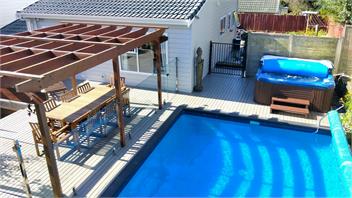 Private Beach Oasis with Heated Pool & Jacuzzi - North Shore, Auckland