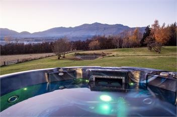 Dalefield Hideaway | Hot Tub & Mountain Views - 