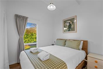 Tui Shack - cosy with lake views - 
