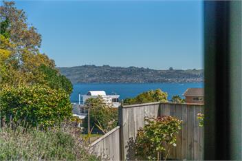 Tranquil Stay Two Mile Bay - lake views + playground -