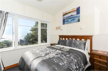 Oakura Beach Front Bach - Taranaki