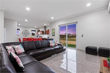 Modern House near Melb Airport, Sleeps 10 - Melbourne