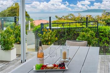 Lake View Retreat - lake views, BBQ & Pizza Oven - Taupo