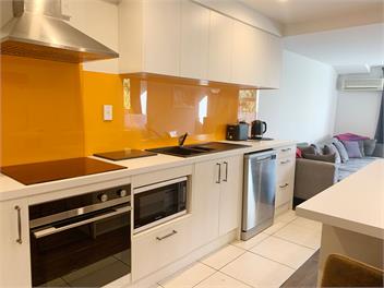 3-Bed Queenstown Apt with Balcony, Close to Town - Queenstown