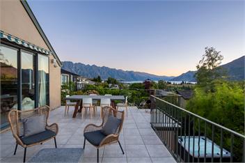 Lakeview Paradise: 3BR, Hot Tub, BBQ, Garden - Queenstown