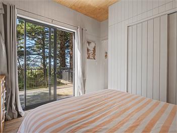 Modern Coastal Tree House (Bachcare) - Whangamata
