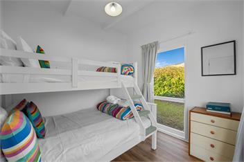 Tui Shack - cosy with lake views - 