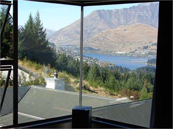 Queenstown Spacious Family Home with fantastic views - 