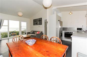 Oakura Beach Front Bach - Taranaki