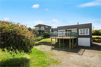 The Green Trout (Bachcare) - Paraparaumu Beach