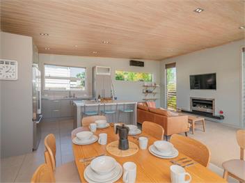 Castaway Bach (Bachcare) - Whangamata