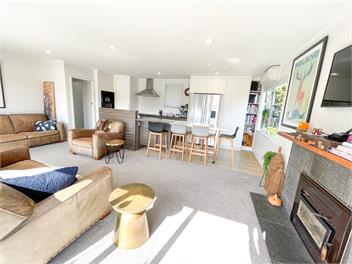 Idyllic lake edge property with own jetty - Rotorua