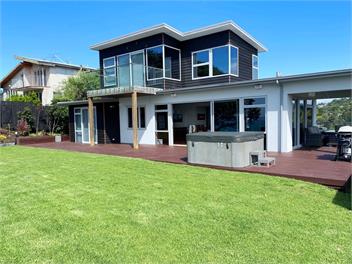 Majestic Palm Cove – cliff top Arkles Bay - Whangaparaoa