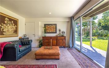 Time out on Tui - Waiheke Island 1081