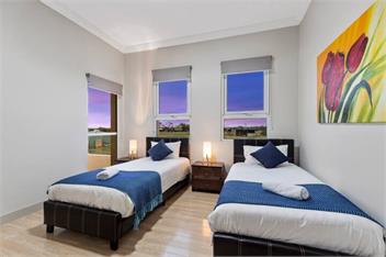 Modern House near Melb Airport, Sleeps 10 - Melbourne