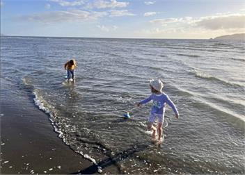 Blue Beachfront Retreat - Paraparaumu