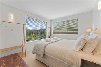 Lake View Retreat - lake views, BBQ & Pizza Oven - Taupo