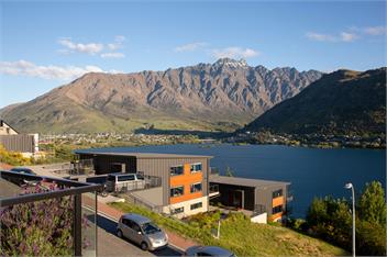 Fantastic 4 BDR Home | AC | WI-FI | Coffee Machine - Queenstown