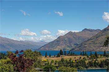 Lakeview Paradise: 3BR, Hot Tub, BBQ, Garden - Queenstown
