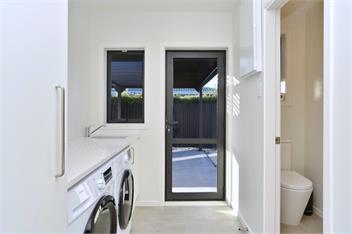 Russley home near the airport, single level with parking - 