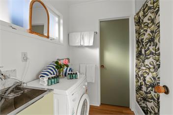 Tui Shack - cosy with lake views - 