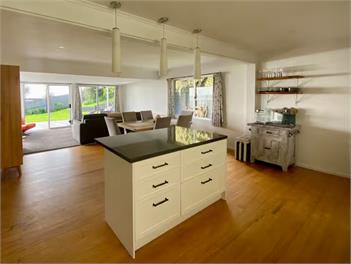 Cable Bay Moana View House -