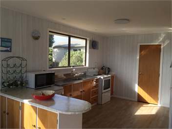 'Olde Beach Villa'  Waikanae. A wonderful ocean-view beach house - Waikanae
