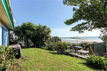 Oakura Beach Front Bach - Taranaki