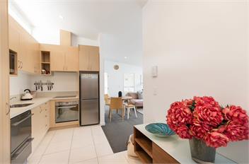 LakeLife Lake Front Apartment - Queenstown