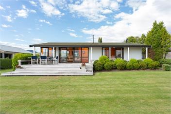 Viv's place, Kinloch, Lake front, with Marina berth. - Taupo